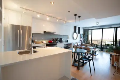 (English will follow) Condo lumineux 2 chambres / 2 salles de bain avec stationnement intérieur et d...