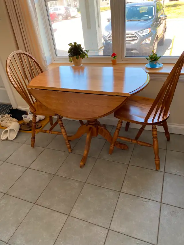 Kitchen Table and Chairs in Dining Tables & Sets in Annapolis Valley - Image 3