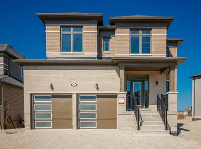 Master bedroom for rent Wasaga Beach ON Personal private washroom 2 Walk-in closets Big oversized ro...