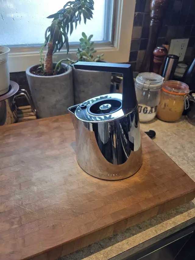 Bugatti Via Roma 1.4L Polished Kettle 89-7092 in Kitchen & Dining Wares in Edmonton - Image 2