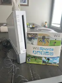 White Wii Consol with Wii Sports - Standard Edition 