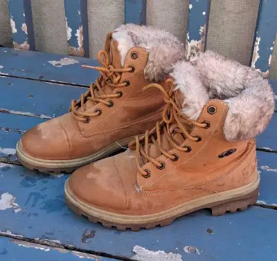 Lugz Boots Womens Size 8, View more