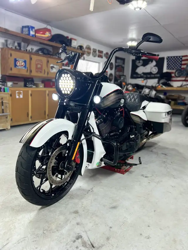 Road King 119pc in Touring in Gatineau - Image 7