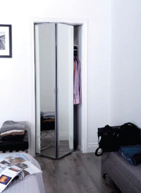 mirrored door closet entryway bedroom 