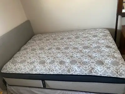 This is a Beautyrest Hotel 5 Diamond queen mattress, comfort top/dessus confort- Ultra/Ultra. This u...