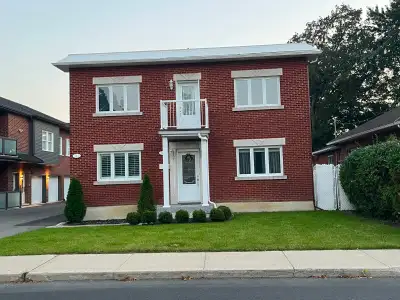 GRAND 4 ½ , au 2e étage d'un duplex situé au 744, rue Dollard, au cœur du Vieux-Longueuil, dans un s...