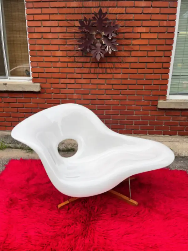 La Chaise Eames lounge chair for Vitra 1970 in Chairs & Recliners in West Island - Image 3