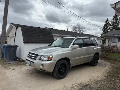 Toyota Highlander hybrid AWD 3.3L. V6 runs great. Fuel efficient. New all season tires. New rear bra...