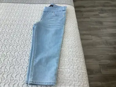 Jeans au genoux, coton, polyester,rayon, spendex. Grandeur 26 Couleur bleu pâle