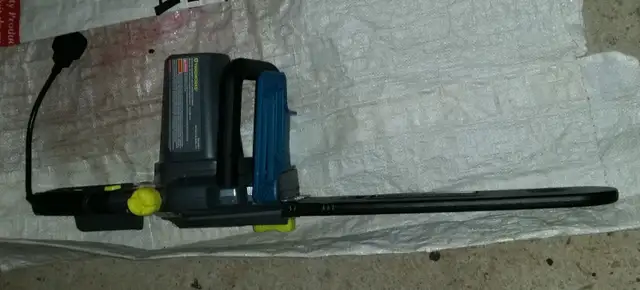 Yardworks 12A Electric Chainsaw, 16-in #054-5749-2 in Outdoor Tools & Storage in Owen Sound - Image 2