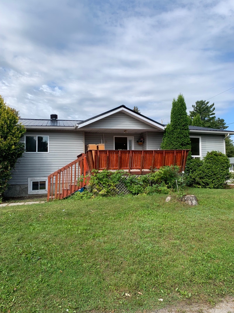 3 bedroom bungalow main floor newly renovated all inclusive Long Term