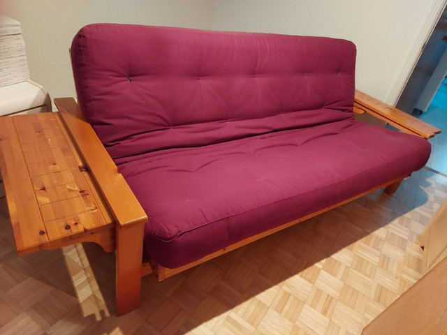 Futon en bois convertissable en lit double dans Sofas et futons  à Ville de Montréal