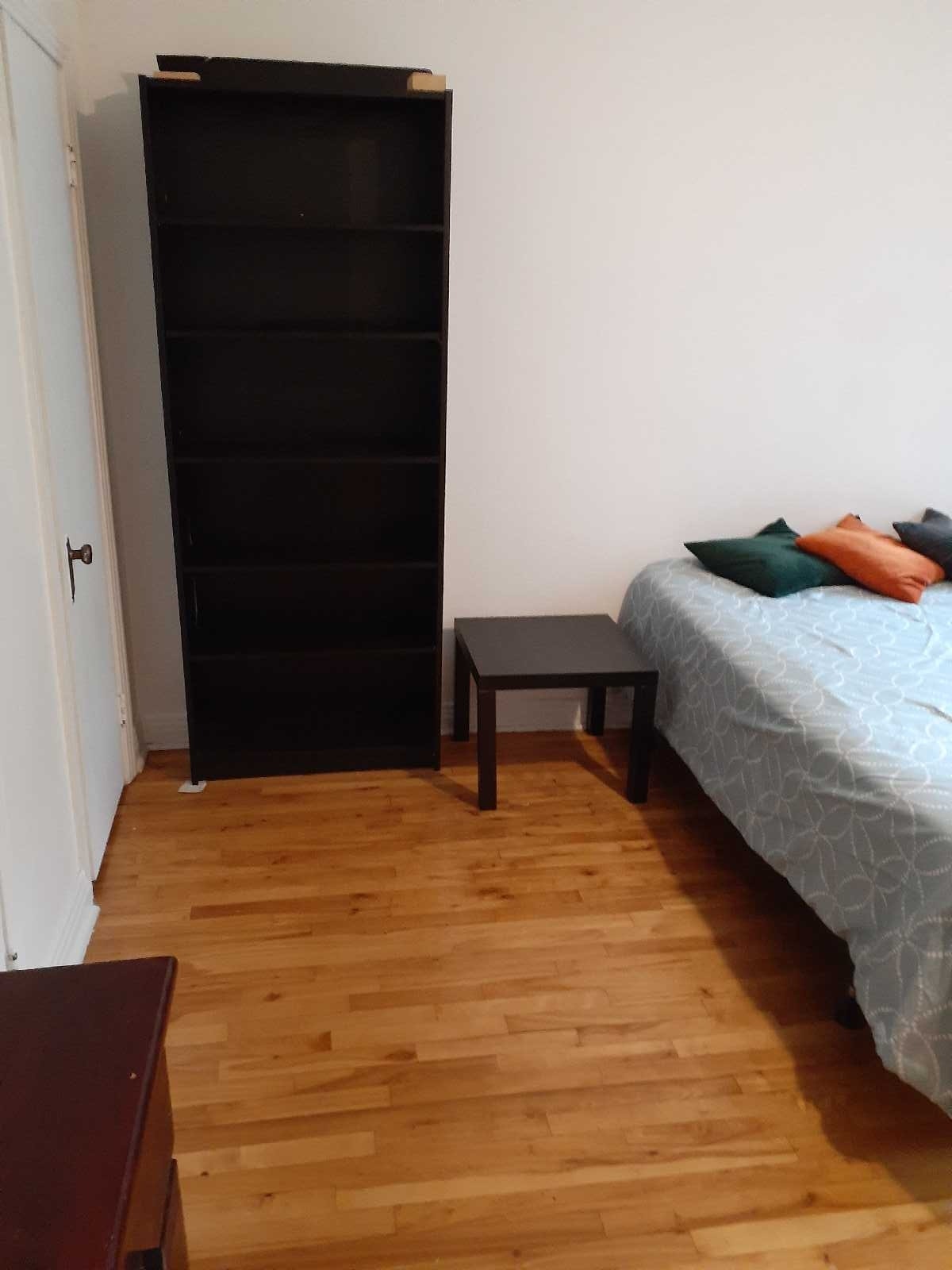 Very large sunny room for rent — photo 2
