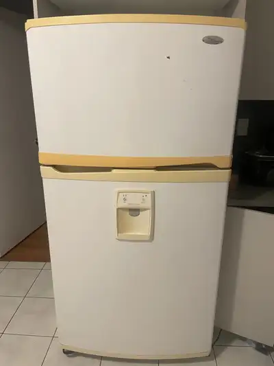 Réfrigérateur fonctionnel a 100$ pour déménagement, faut qui part cette fin de semaine Premier arriv...