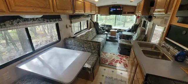 1997 Fleetwood Bounder 32H Motorhome in RVs & Motorhomes in Cranbrook - Image 6