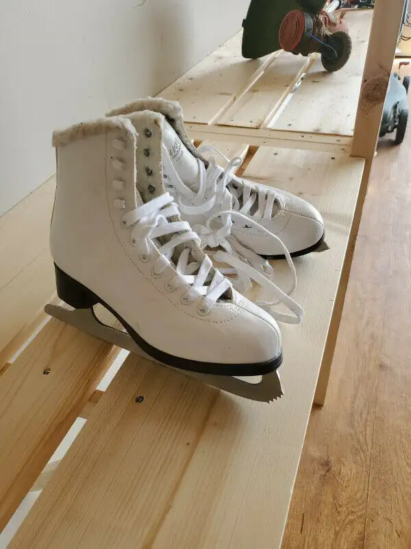 Women's Ice Skates Made in Canada SLM Size  8 Shoe White Leather in Skates & Blades in Ottawa - Image 4