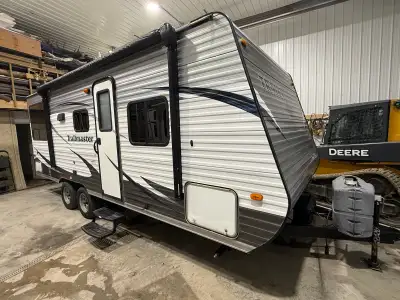 2015 GULFSTREAM TRAILMASTER 20QBG TRAVEL TRAILER. Only weighs 4360lbs, new power awning, sleeps 4, f...