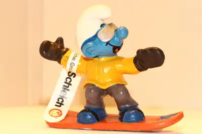 FIGURINE EN EXCELLENTE CONDITION, AUCUNE PARCEL DE PEINTURE NE MANQUE .ELLE A ÉTÉ ''MOULÉE'' ET PEIN...