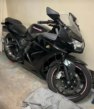 Selling my 2009 Kawasaki ninja 250cc. It is lowered and has 13,000km. Not mint by any means. Scratch...