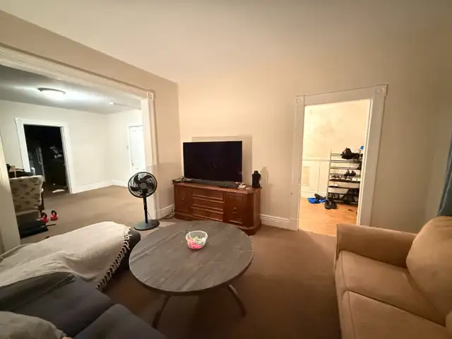 Master bedroom for rent in a spacious 3-bedroom townhouse in Room Rentals & Roommates in Peterborough - Image 3