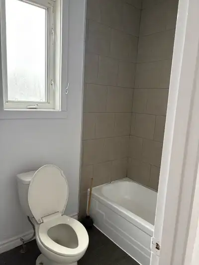 Petit 41/2 rénové frais peinturé Idéal pour personne retraité Clientèle dans l’immeuble(4 logements...