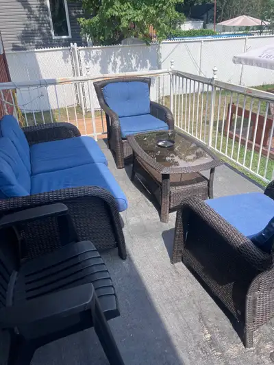set de patio,confortable,a peu  servit!!$480., View more