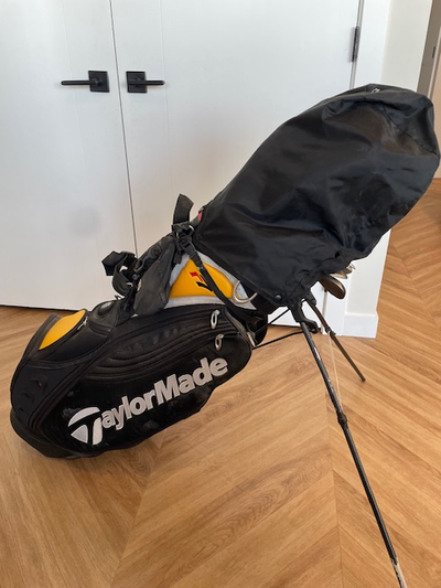 TaylorMade Golf club set with carry bag. TaylorMade 9.5 deg. Driver c/w graphite shaft TaylorMade 3...