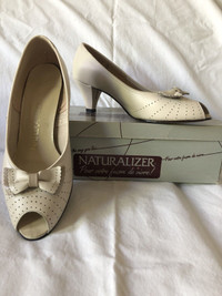 Leather Cream Naturalizer kitten heel shoes