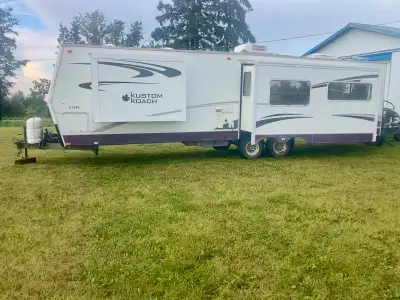 2007 Kustom Koach Camper for sale 35 foot bumper pull travel trailer 2 slides Sleeps 4 Minimal use L...