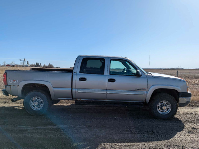 2004 Chevrolet Silverado 2500HD in Cars & Trucks in Calgary - Image 4