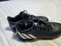 *REDUCED* Soccer cleats - Adidas size 4 boys