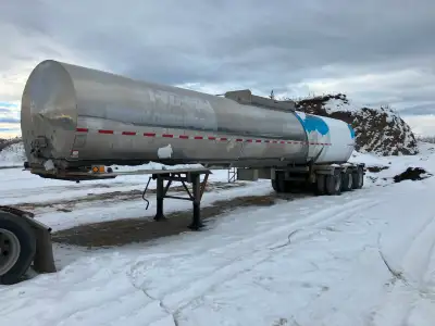 1994 Krohnert stainless steel tanker. Triaxle air ride suspension 50-60 % tires and brakes . All alu...
