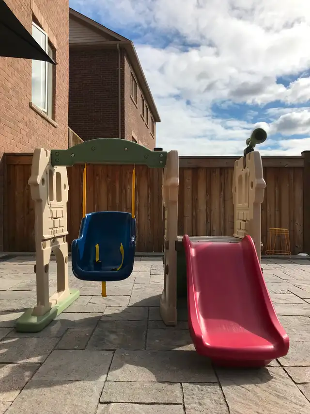 little tikes slide and swing in Toys in Markham / York Region - Image 3