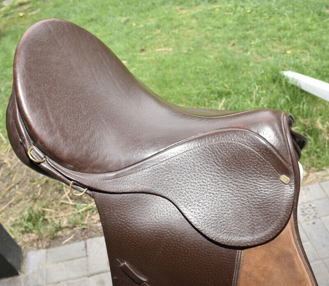 New Leather St Martin (Stubben) 17" English Saddle w/Girth in Equestrian & Livestock Accessories in Peterborough - Image 2