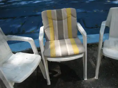 3 CHAISES PATIO EMPILABLES TOUT EN PLASTIC . NE ROUILLE PAS . 1 COUSSIN SEULEMENT. A BESOIN D UN PON...
