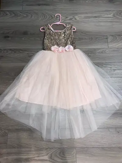 Magnifique robe d’occasion pour filles. Comme neuf! Porté quelques heures. Couleur rose/gold Grandeu...