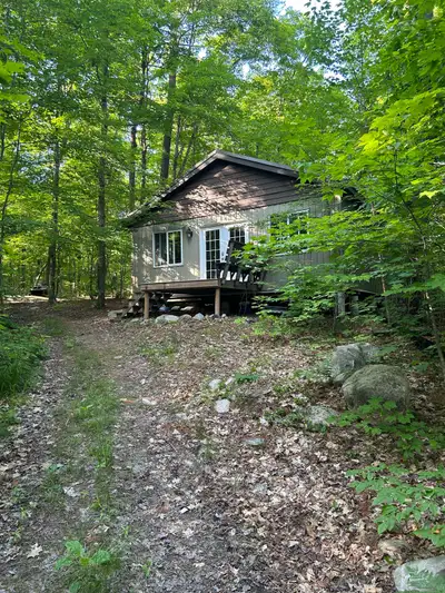 Enjoy a relaxing getaway in beautiful Harris Lake, just north of Parry Sound. This waterfront cottag...