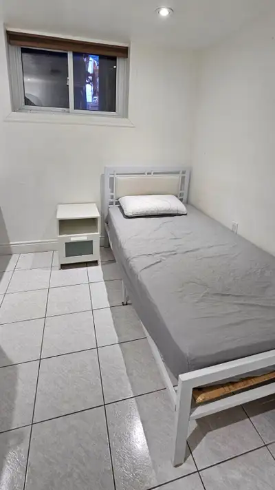 - 2 Minute Walk to CALEDONIA LRT Station - No Parking - AVAILABLE FROM JUNE 15 - PRIVATE ROOM FOR RE...