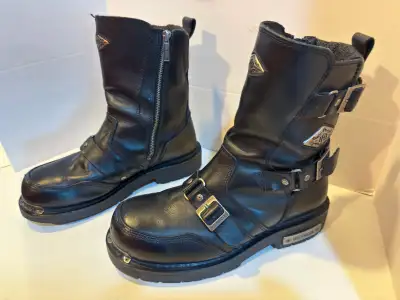 Bottes pour homme Harley-Davidson, 91/2 , casque et manteau pour moto. Tous en excellents conditions...