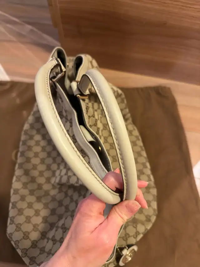 9.9/10 Gucci Classic Maxi Shopping bag in Women's - Bags & Wallets in Markham / York Region - Image 9