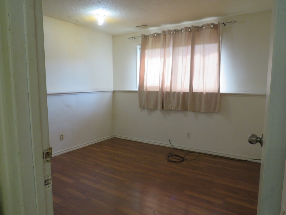 2 BEDROOMS HOUSE FOR RENT IN FOREST LAWN. SE. CALGARY. AB. 5