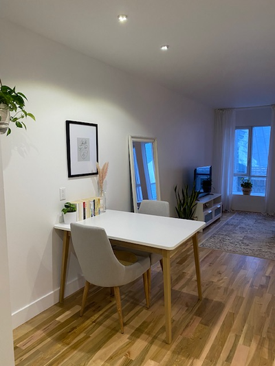 Grand 2 ½, semi-meublé, tout inclus, 900$/mois pour juillet et août. Possibilité de signer un bail d...