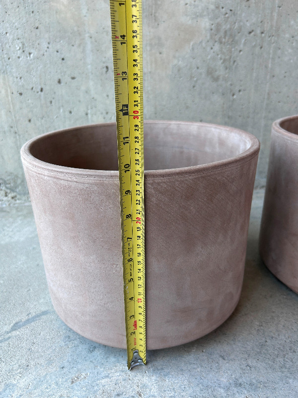 2x grey terracotta plant pots with drainage hole dans Plantes, engrais et terreaux  à Ville de Montréal - Image 4