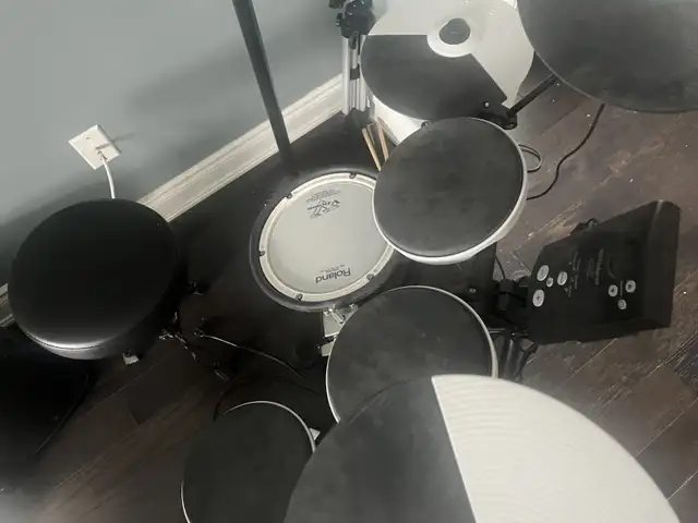 Roland V-Drums - TD1 - Electronic Drum Kit in Drums & Percussion in Hamilton - Image 3