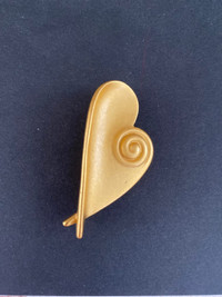Liz Claiborne  vintage gold heart brooch 