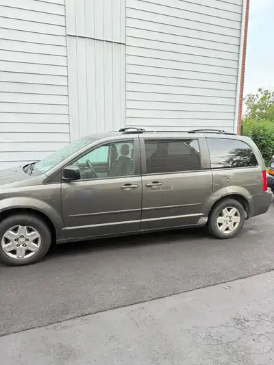 Minivan fiable, parfait pour famille ou livraison. Fonctionnelle. Utilisée régulièrement. Infos tech...