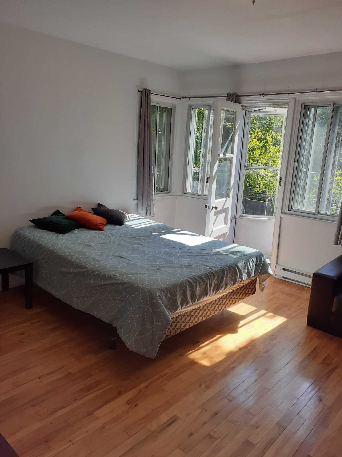 Very large sunny room — photo 1