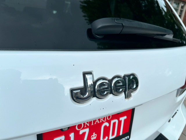2011 Jeep Grand Cherokee Laredo – Minor issue, full transparency in Cars & Trucks in Ottawa - Image 4