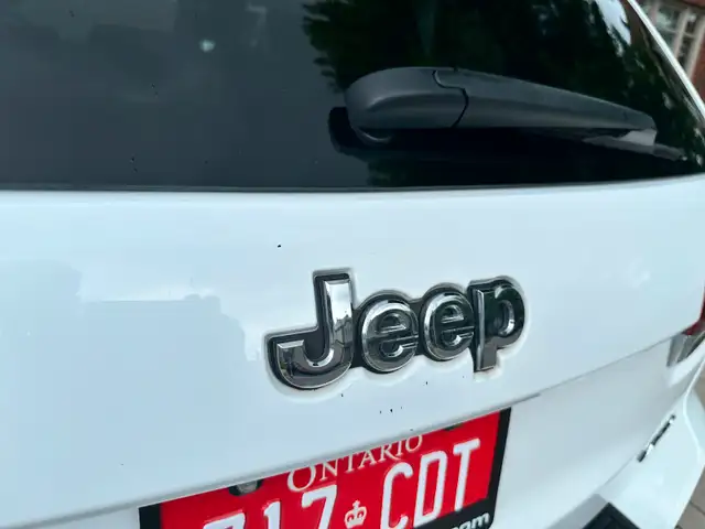 2011 Jeep Grand Cherokee Laredo – Minor issue, full transparency dans Autos et camions dans Ottawa - Image 5