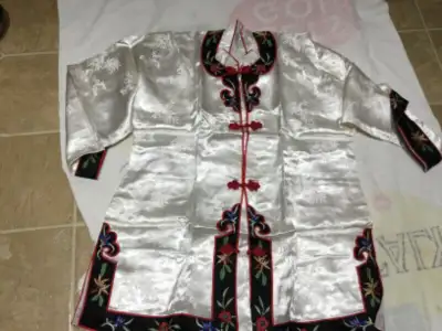 Traditional Chinese top size large. Cheongsam beautiful embroiled dress. Size 8-10. Unknown material